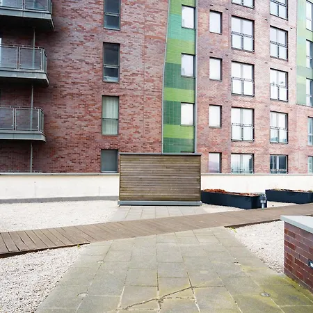 Modern 2 Bed With Free Parking Apartment