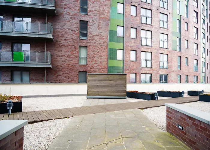 Modern 2 Bed With Free Parking Apartment