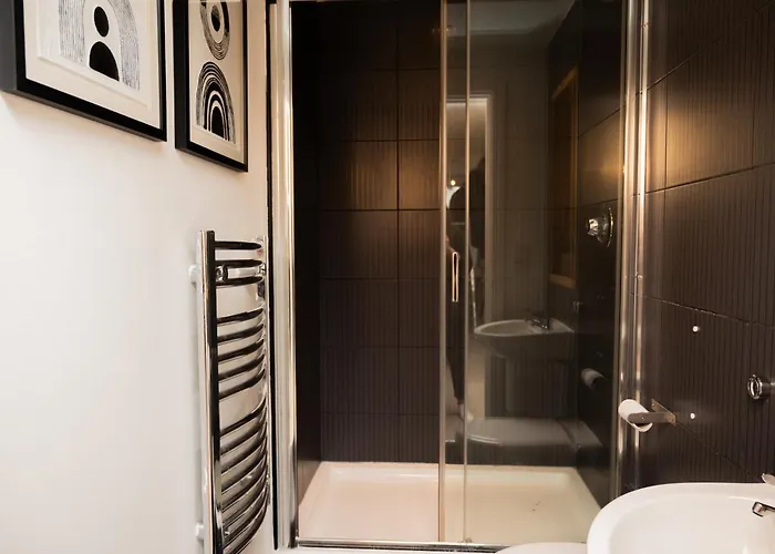 Modern 2 Bed With Free Parking 利兹