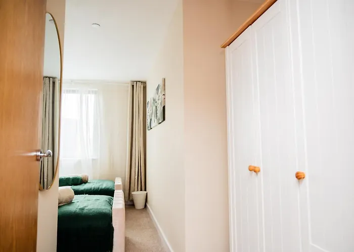 Апартаменти Modern 2 Bed With Free Parking *